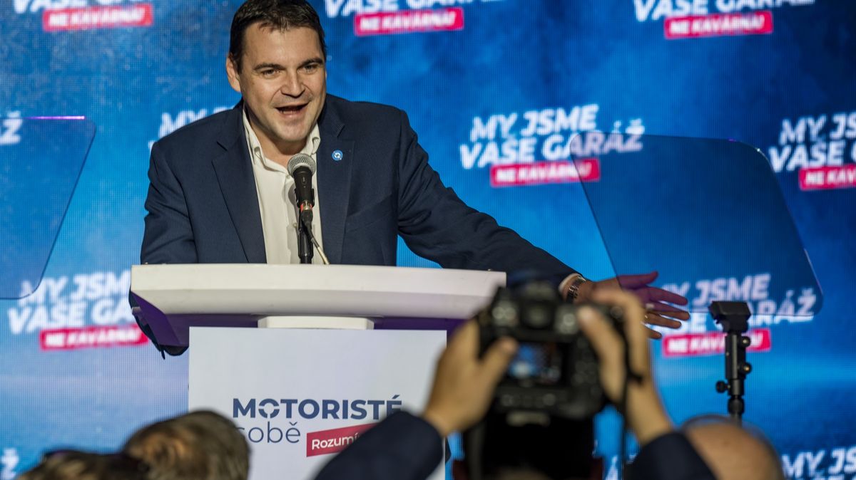 Motoristy hledejte na nádraží. Ujel jim vlak?